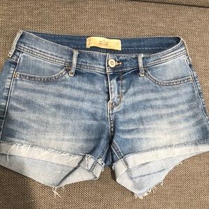 Blue Hollister low rise midi shorts size 3. Good condition.